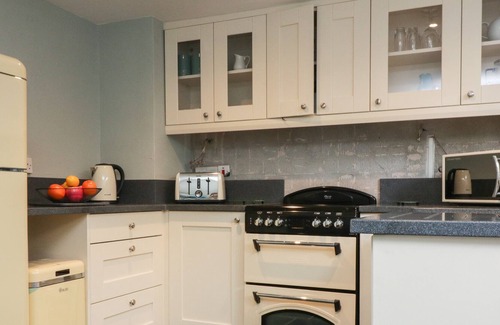 Aveton Gifford House | APPLE TREE COTTAGE, pet friendly, with open fire in Aveton Gifford