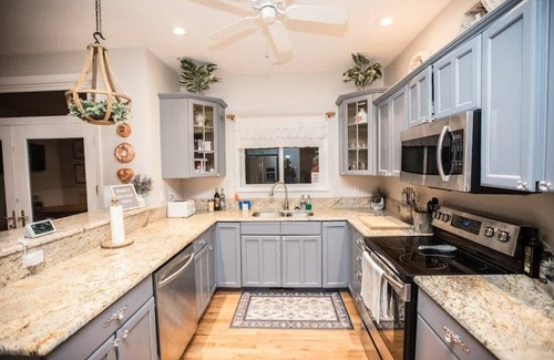 Hendersonville House | Apple Valley Chateau with Mountain Views