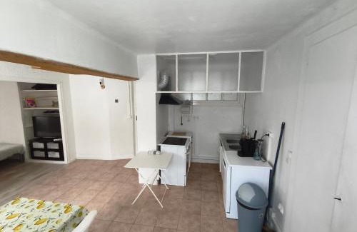 Cervens Apartment | Apppartement dans maison avec terrasse plein sud , Netflix, parking et fibre