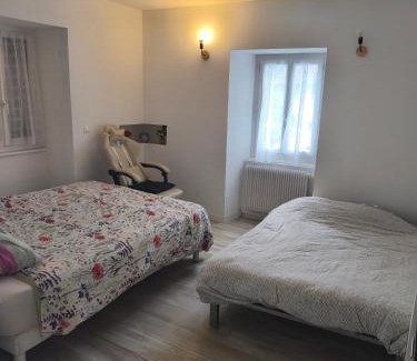 Cervens Apartment | Apppartement dans maison avec terrasse plein sud , Netflix, parking et fibre