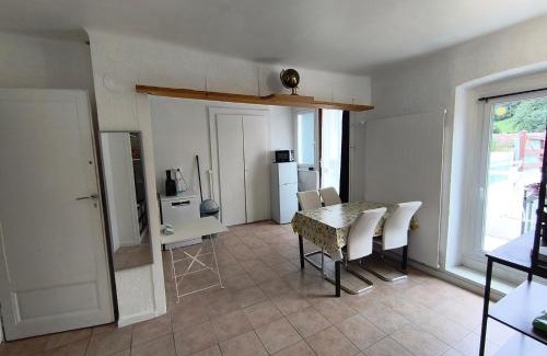 Cervens Apartment | Apppartement dans maison avec terrasse plein sud , Netflix, parking et fibre