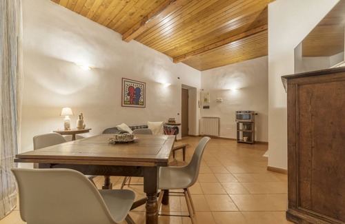 Rione XVI Ludovisi Apartment | Approximately 80 m2 apartment located on the third floor of a characteristic period building with lift (not suitable for the disabled).Our accommodation can comfortably accommodate up to 6 people.It is the ideal solution for those who travel for work and