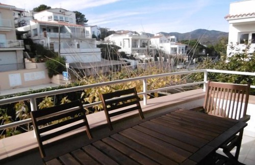 Llanca Apartment | appt 6 pers with swimming pool, beach at 200m, port at 400m and shops at 300m