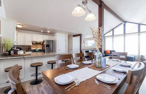 Sandy Apartment | Apres Abode Ski Retreat w/Hot Tub & Games