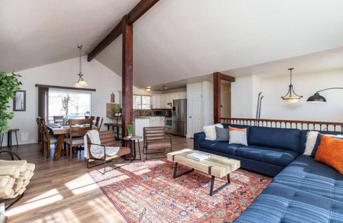 Sandy Apartment | Apres Abode Ski Retreat w/Hot Tub & Games