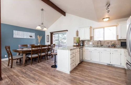 Sandy Apartment | Apres Abode Ski Retreat w/Hot Tub & Games