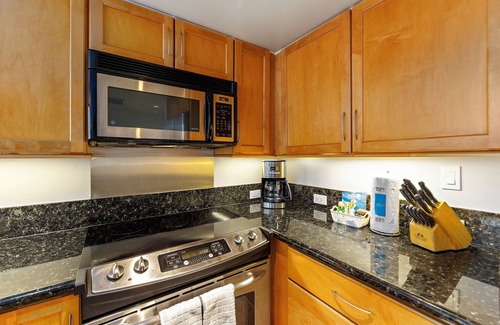 Waikiki Apartment | Aqua Palms Condo with City View