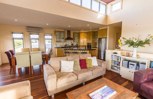 Paynesville House | Aqua Vista - A stunning holiday home with views and a short walk to town