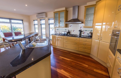 Paynesville House | Aqua Vista - A stunning holiday home with views and a short walk to town