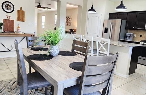 Yuma House | Araby! 5 star home, Spotless, king bed, all new appliances, near freeway!