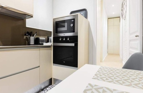 El Parc i la Llacuna del Poblenou Apartment | Arc de Triomf Modern apartment with balcony!