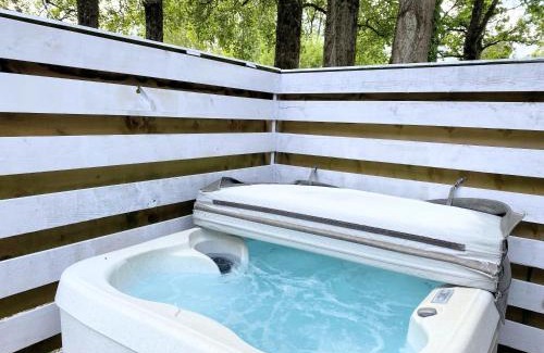 Warminster Apartment | Arc Pod-HotTub-HuntersMoon-Warminster-Bath
