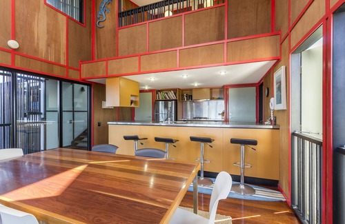 Point Lookout House | Architect designed family beach house perched high on a hill with water.