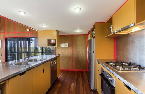 Point Lookout House | Architect designed family beach house perched high on a hill with water.