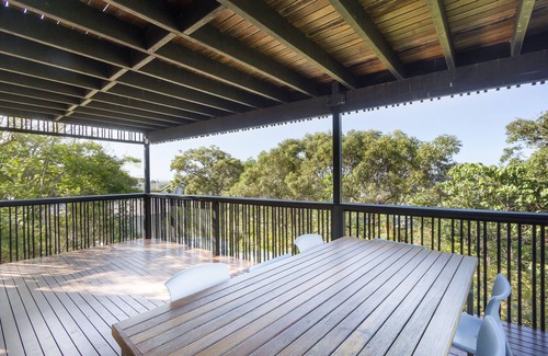 Point Lookout House | Architect designed family beach house perched high on a hill with water.