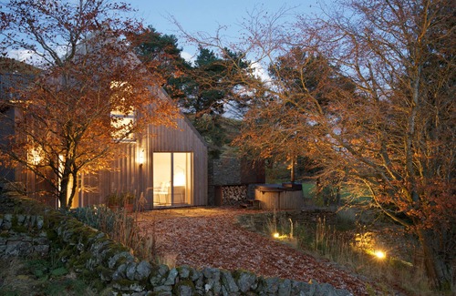 Penicuik Cottage | Architect-designed cabin in the hills near Edinburgh. Wood-fired hot tub.