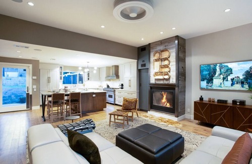 Oak Cliff House | Architectural gem with treetop view & SwimSpa 6min to Bishop Arts, 15 to Downtow
