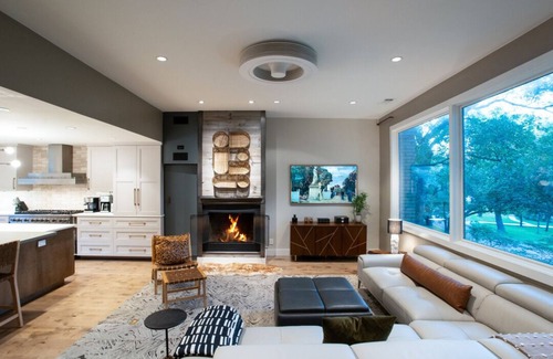 Oak Cliff House | Architectural gem with treetop view & SwimSpa 6min to Bishop Arts, 15 to Downtow