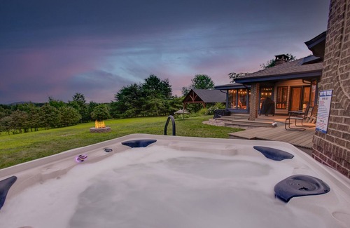 Warfordsburg House | Architectural Havel w/ Stunning Views | 6BR/4BA | Pavillion & Pickleball + Hot Tub | Sideling Hills