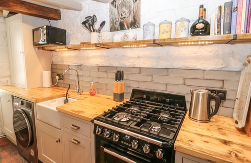 Crich Cottage | ARCHWAY COTTAGE, pet friendly, with open fire in Crich