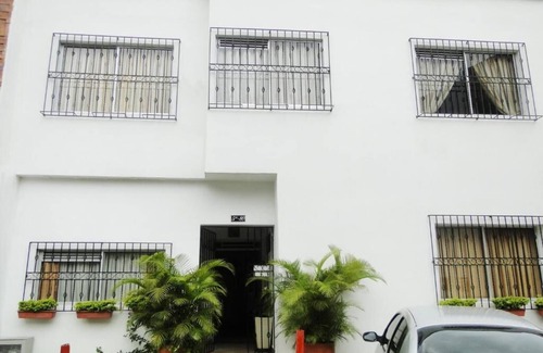 Cali Apartment | Arco Apartasuites - apartment 13 with A/C