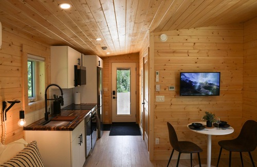 Revelstoke Hotel | Arctic Lodge - Alpha Mountain Loding