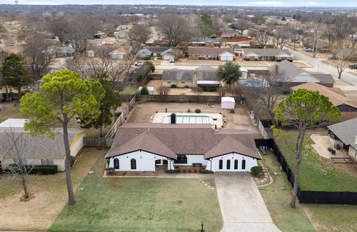 Ardmore House | Ardmore Retro Oasis gateway with Pool & Game Room