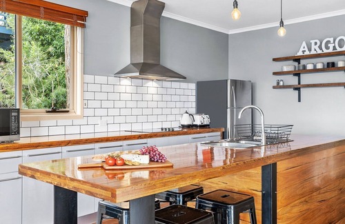 Lorne House | Argo - Family Fun, Table Tennis, Basketball, Air-Con, Unlimited WIFI!