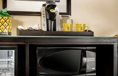 Lower Queen Anne Hotel | Aria King at The Maxwell: Indoor Pool, Pet-Friendly, Near Seattle Center