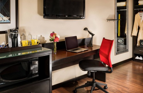 Lower Queen Anne Hotel | Aria King at The Maxwell: Indoor Pool, Pet-Friendly, Near Seattle Center