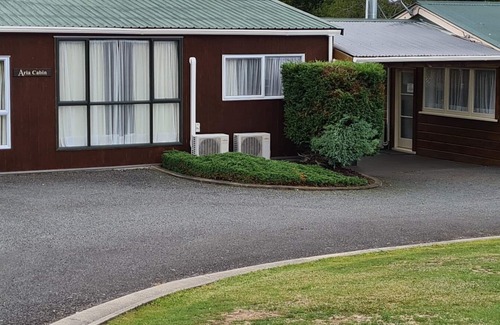 Pukehangi House | Arias COTTAGE (+ CABIN if avail) large family groups up to 24, Hot Spa pool