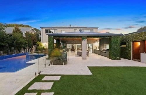 Rye House | Aroha Moana - Luxe Entertainer with Pool & Sauna
