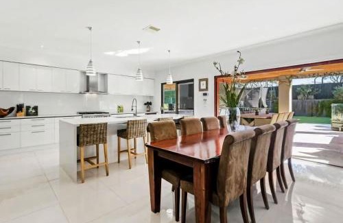 Rye House | Aroha Moana - Luxe Entertainer with Pool & Sauna