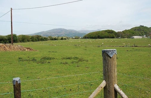 Fairbourne Apartment | Arosfa Garden Cabin near the beach