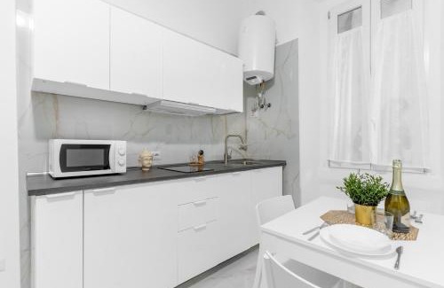 Zona Padova Apartment | ARQ16 - Duomo-Loreto - Central - Modern