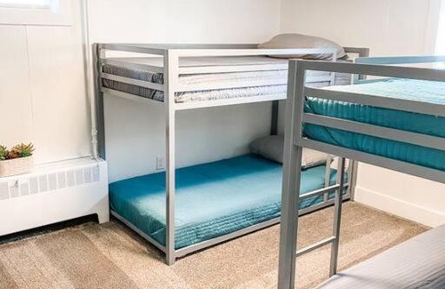 Bristol Villa | Arrowhead Riverfront Kayaks/Patio 30 Min to ND!