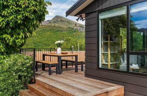 Arrowtown House | Arrowtown Charm | BBQ | Wood fireplace