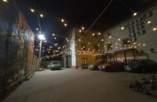 Yaroslavl Historic City Centre Hotel | Art club Kitayskiy Lyotchik Dzhao Da