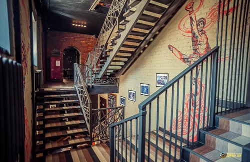 Yaroslavl Historic City Centre Hotel | Art club Kitayskiy Lyotchik Dzhao Da