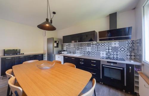 Fontaines-sur-Saone Apartment | Art de Recevoir - Prestige & Vue Panoramique sur Saône - Parking Privé T3 Appartement Climatisé