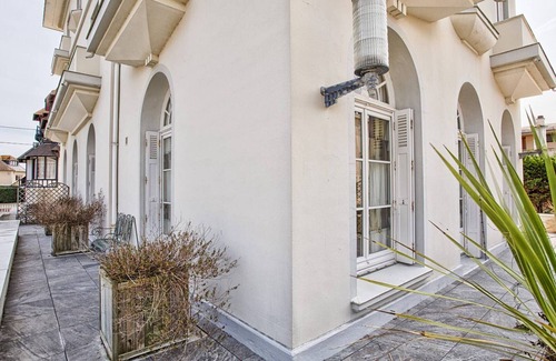 Cabourg Apartment | Art Deco Elegance in Cabourg, steps from the beach, private parking