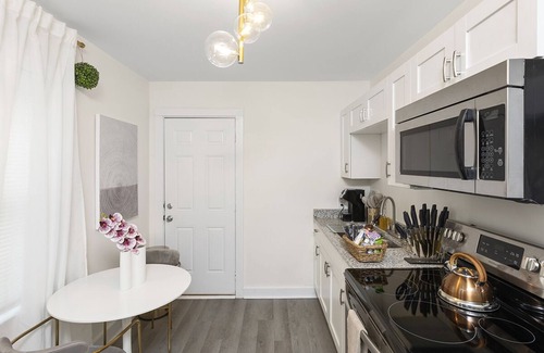 Charlotte Cottage | Art Deco Inspired Bungalow| 7 mins from Uptown|Patio