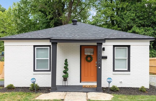 Charlotte Cottage | Art Deco Inspired Bungalow| 7 mins from Uptown|Patio