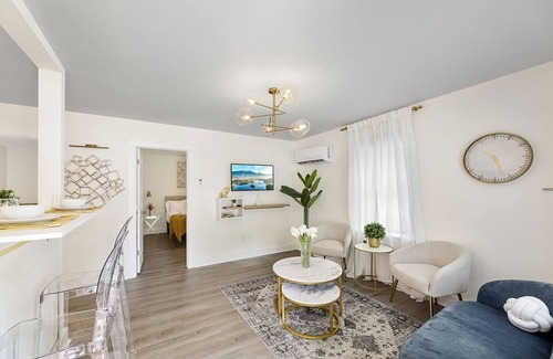 Charlotte Cottage | Art Deco Inspired Bungalow| 7 mins from Uptown|Patio