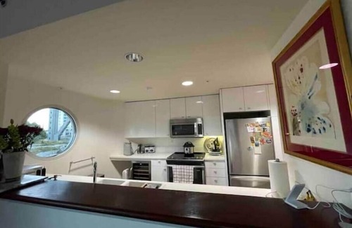 South Beach Apartment | Art deco oasis in downtown SF