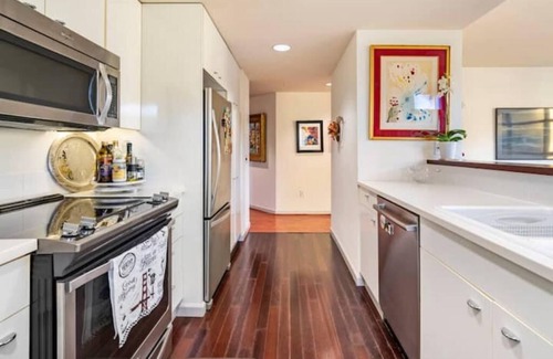 South Beach Apartment | Art deco oasis in downtown SF