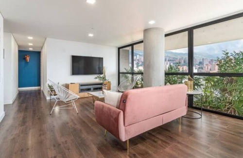 Lalinde Condo | Art Living apt with unbeatable views, pool & gym