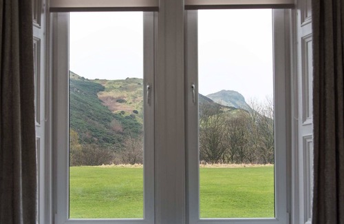 Gifford Apartment | Arthur's Seat View Su