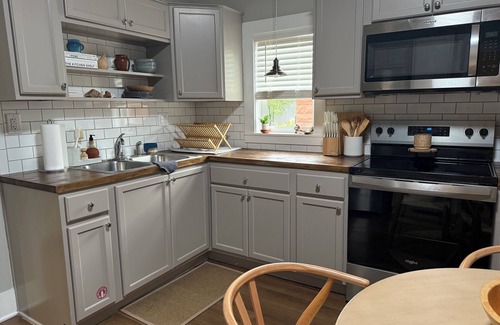 Bisbee House | Artisan Comfort: HUGE Porch, Private Yard, Dog OK