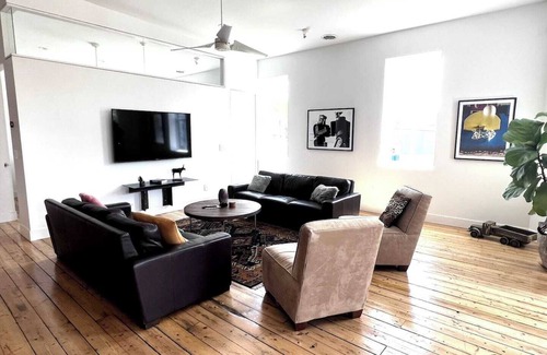 Kingston Apartment | Artist's Loft steps from UPAC!
